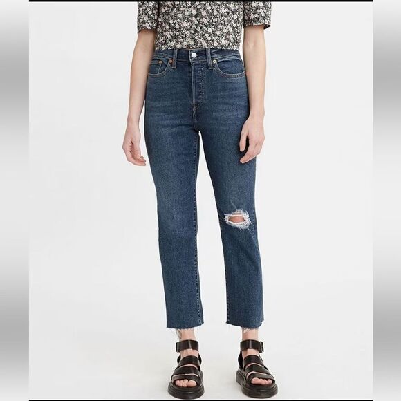 NWT! Levi’s Wedgie Straight-Leg Distressed Button Fly Cropped Jeans D29